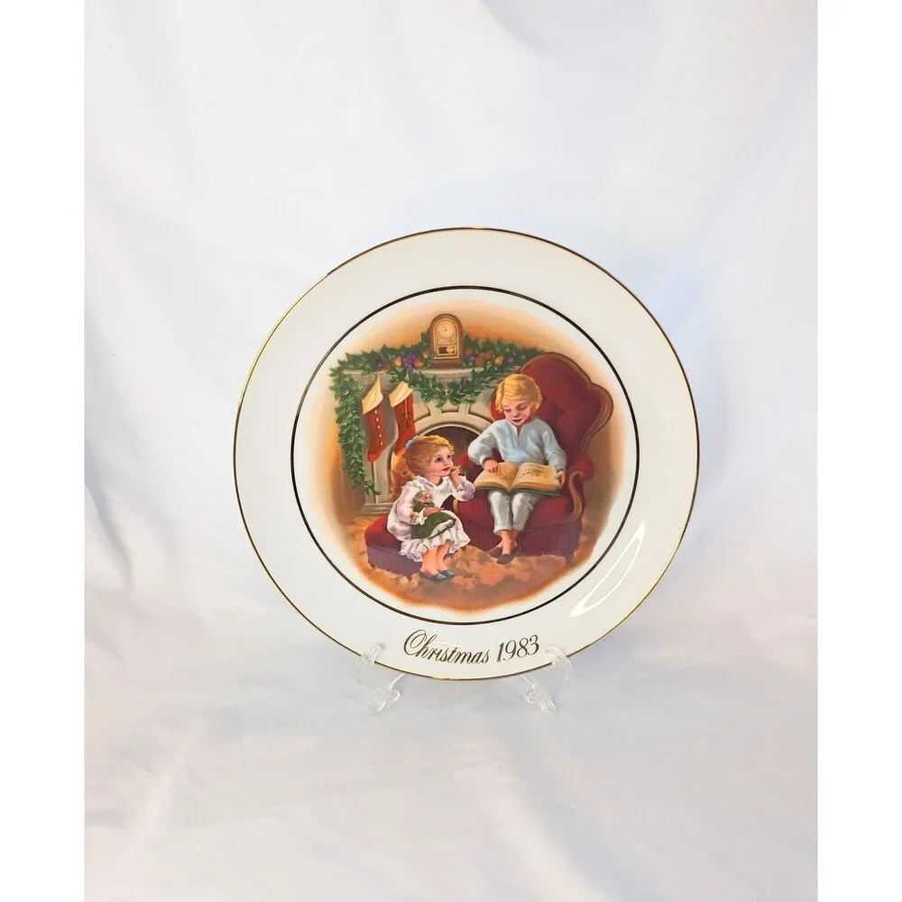 Enjoying the Night Before Christmas 1983 Avon Christmas Plate